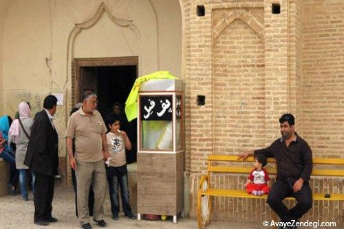دایناسور سواری گردشگران در باغ تاریخی دولت آباد