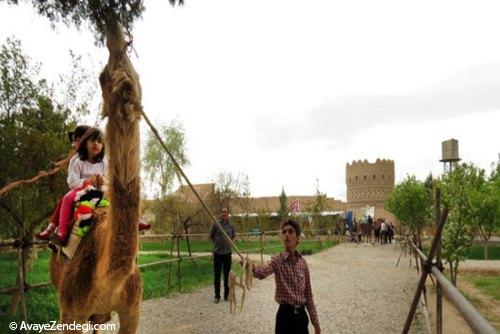 دایناسور سواری گردشگران در باغ تاریخی دولت آباد