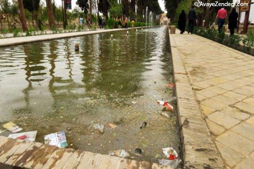 دایناسور سواری گردشگران در باغ تاریخی دولت آباد