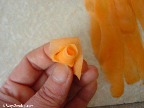  آموزش تصویری تزیین ترب و هویج به شکل گل رز 