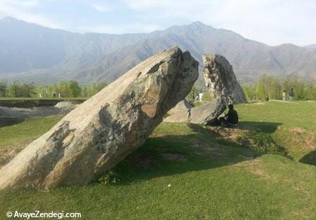 صخره های بزرگ سنگی در هیمالیا صخره های بزرگ سنگی در هیمالیا
