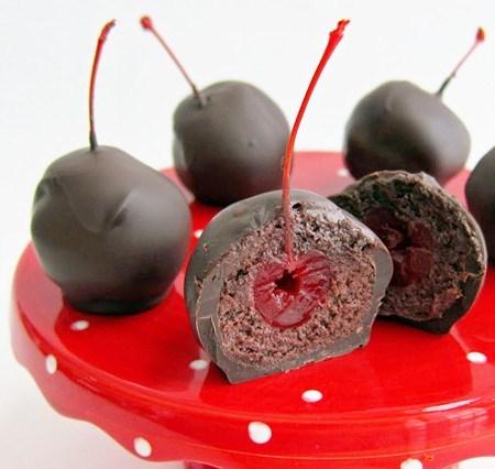 بمب های شکلاتی با مغز گیلاس و آلبالو