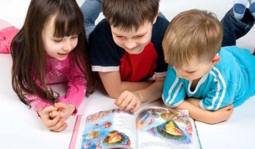  چگونه کودکان را به کتاب خواندن علاقه‌مند کنیم؟ 
