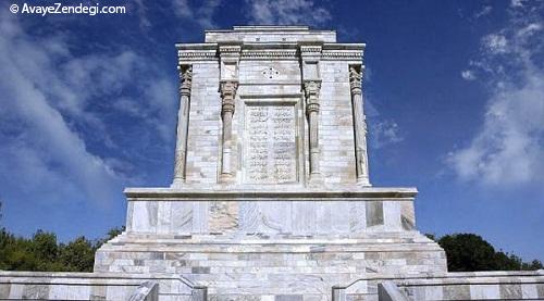 معماری مقبره فردوسی یادآور آرامگاه کورش